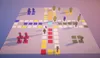 Ein farbenfrohes Ludo-Spielbrett aus Blöcken mit bunten Spielfiguren in Minecraft.